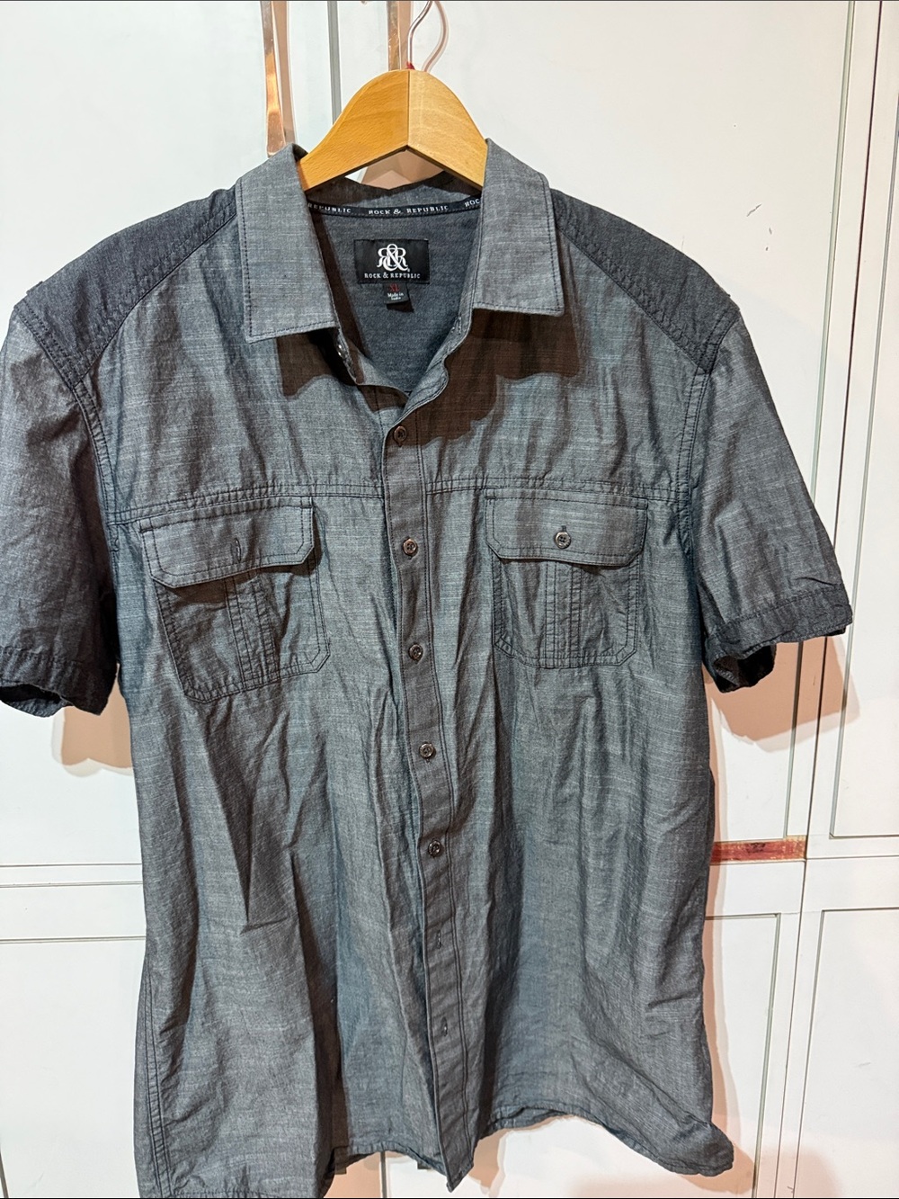 Rock & Republic Men's Short-Sleeve Button-Up Shirt in Charcoal